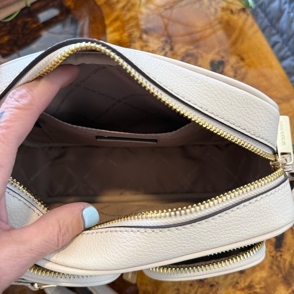 Women's White Jet Set Leather Medium
Crossbody Bag With Case For Apple AirPods - Picture 4 of 11